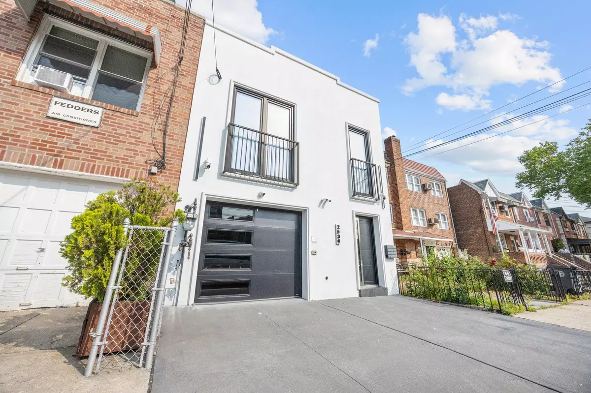 Astoria, NY 11103,2539 48th ST