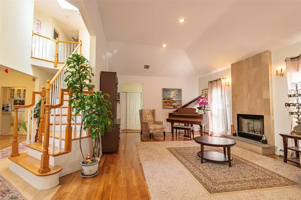 Great Neck, NY 11021,53 Vista Hill RD