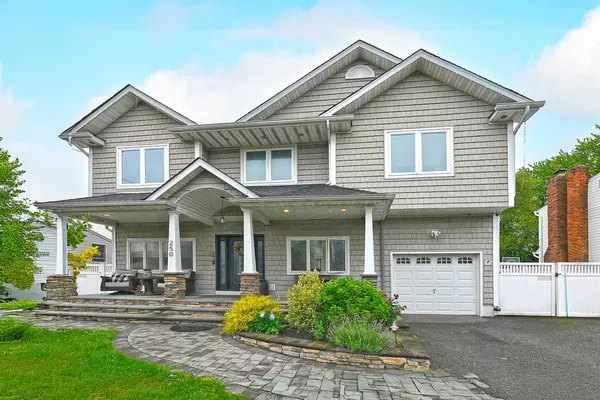 250 33rd ST, Lindenhurst, NY 11757