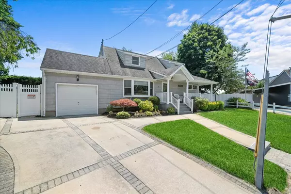 Massapequa Park, NY 11762,3 Cherry CT