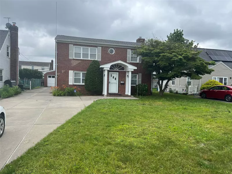 8 Gables RD, Hicksville, NY 11801