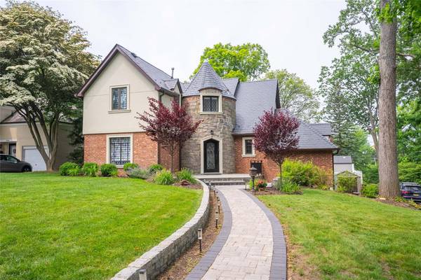 2 Wyngate PL, Great Neck, NY 11021