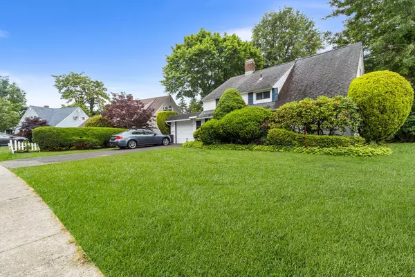 Westbury, NY 11590,12 Melody LN