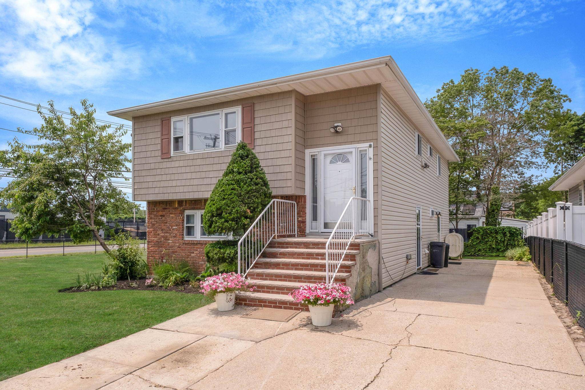 Ronkonkoma, NY 11779,106 Bay AVE