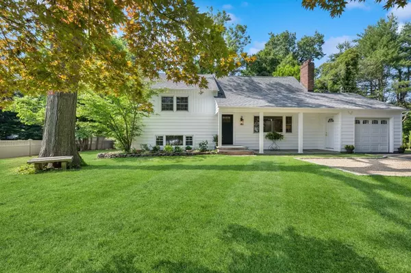 24 Sheffield LN, Northport, NY 11768
