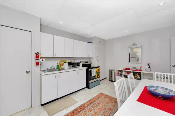Lynbrook, NY 11563,626 Merrick RD