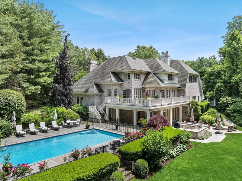 4 Pond LN, Sands Point, NY 11050