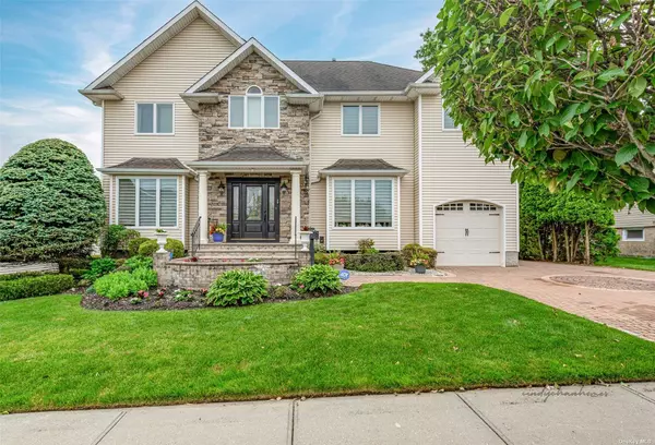 156 Haypath RD, Old Bethpage, NY 11804