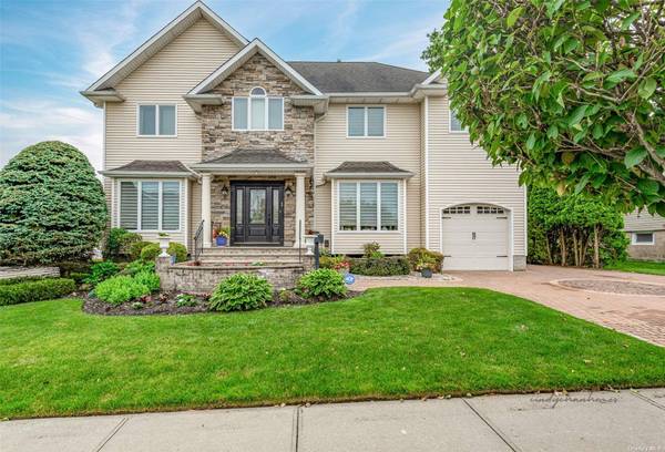 156 Haypath RD, Old Bethpage, NY 11804