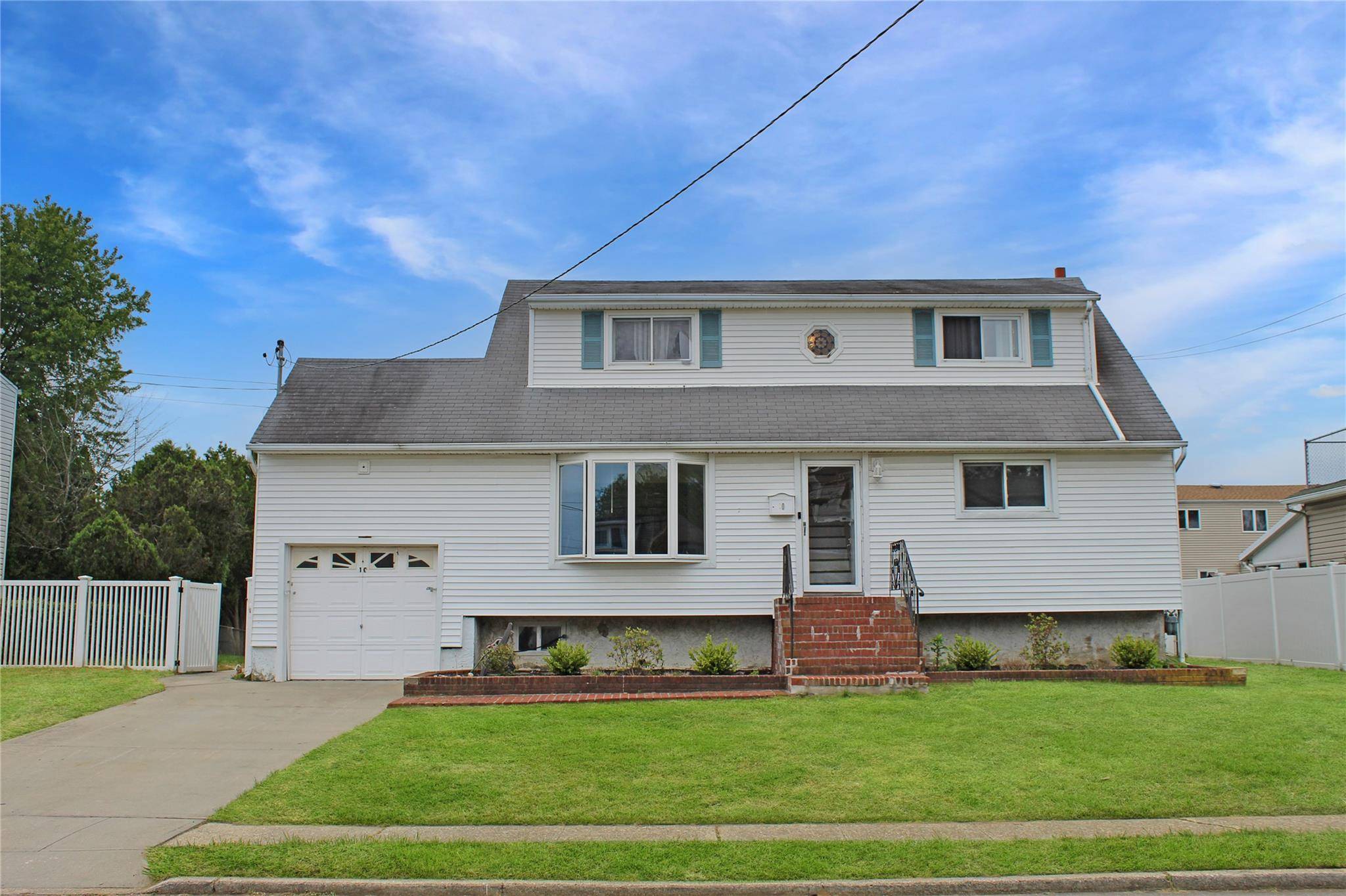 West Babylon, NY 11704,10 Marilyn CT