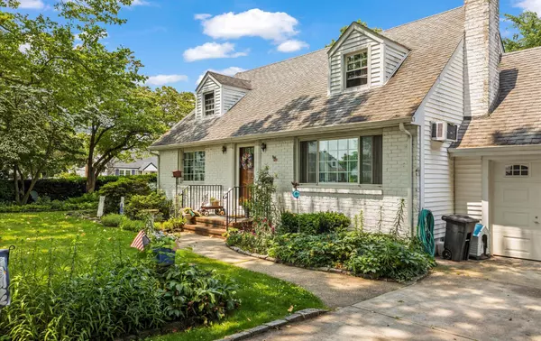 Westbury, NY 11590,51 Wickey AVE