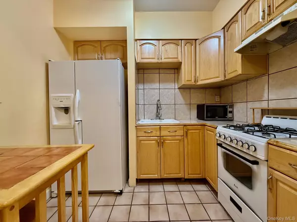 Ridgewood, NY 11385,1822 Stanhope ST