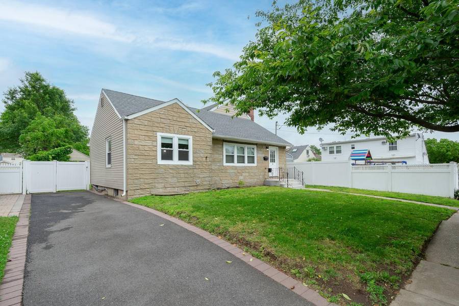 36 Irving ST, Bethpage, NY 11714