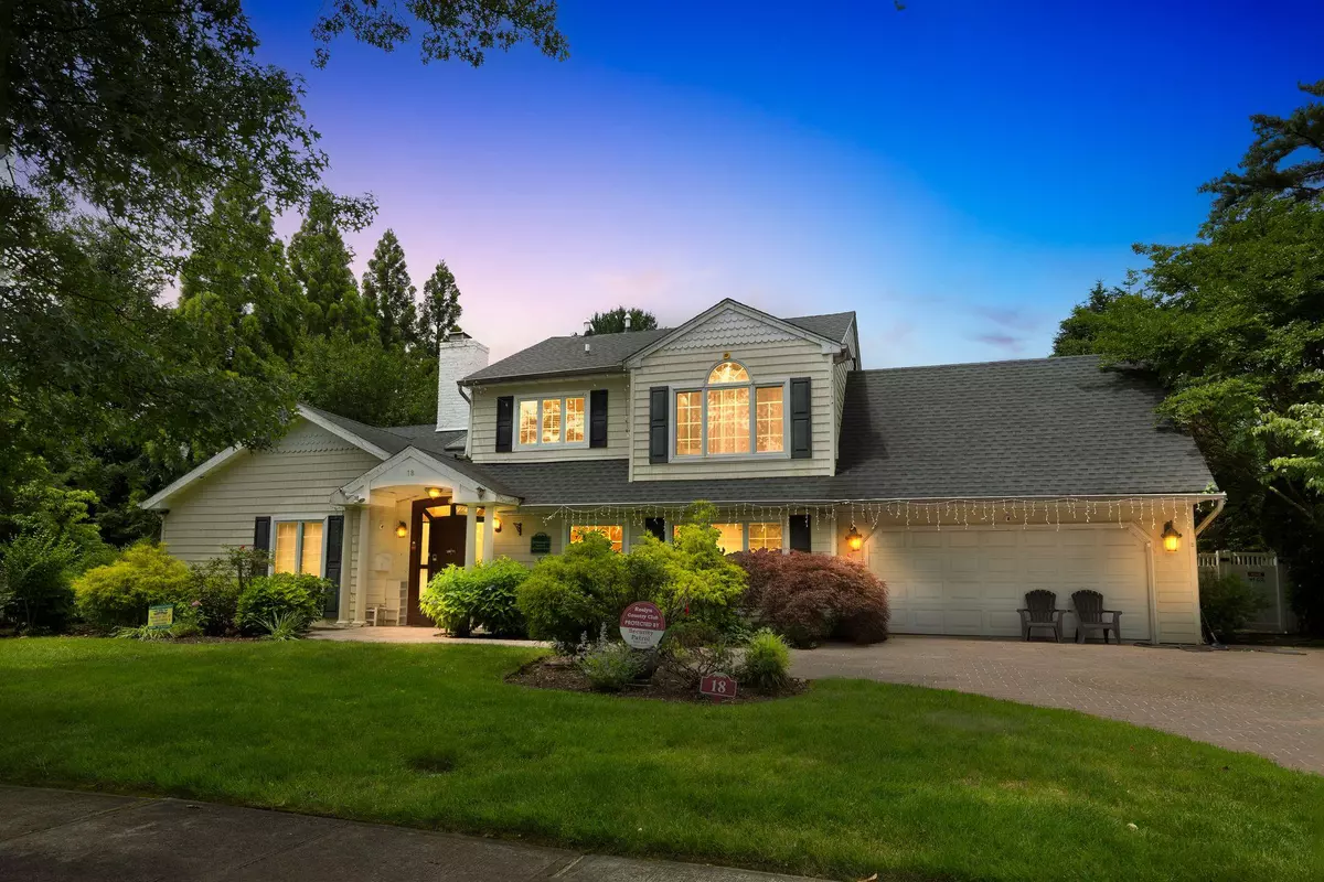 Roslyn Heights, NY 11577,18 Sherwood LN