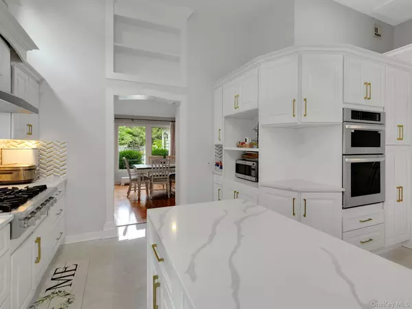 Roslyn Heights, NY 11577,18 Sherwood LN