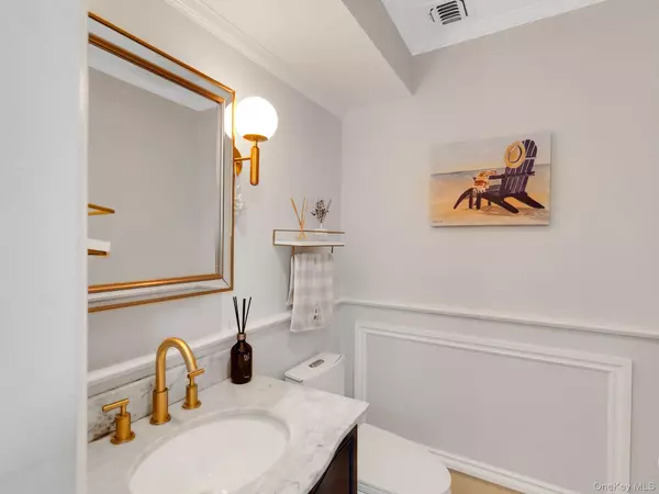 Roslyn Heights, NY 11577,18 Sherwood LN