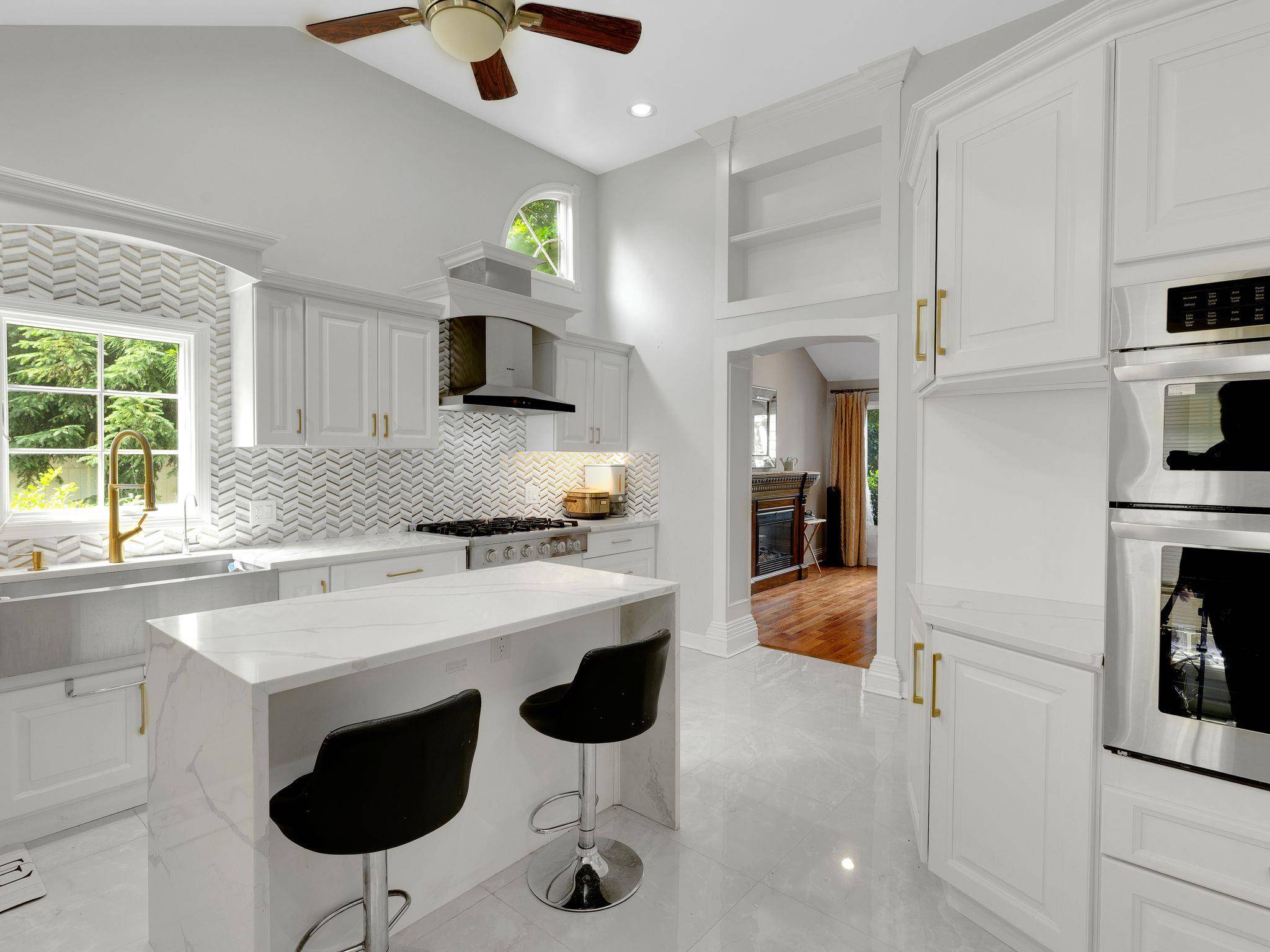 Roslyn Heights, NY 11577,18 Sherwood LN