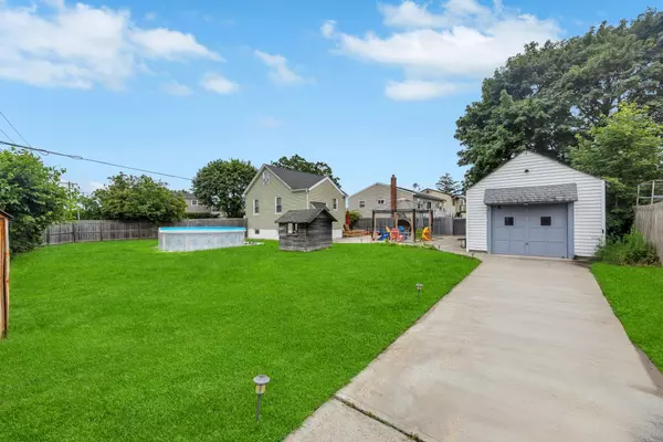 Lindenhurst, NY 11757,331 44th ST