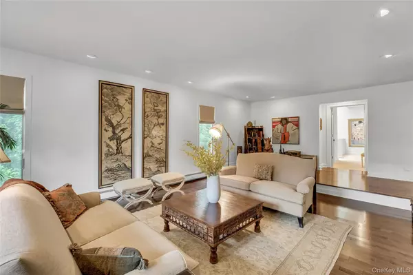East Hills, NY 11576,74 Woods DR