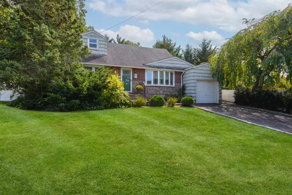 Huntington Station, NY 11746,18 Longfellow DR
