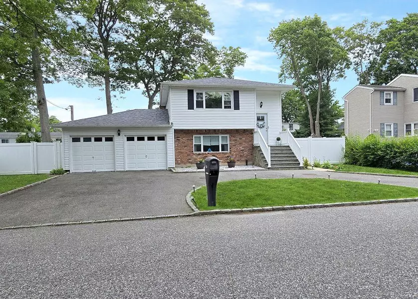 150 Coates AVE, Holbrook, NY 11741