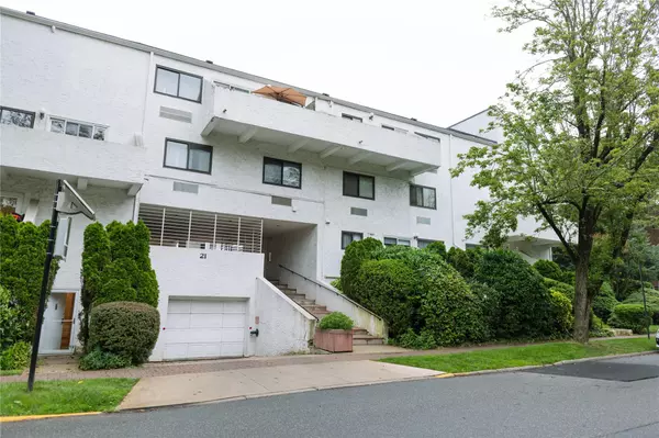 21 Canterbury RD #3, Great Neck, NY 11021