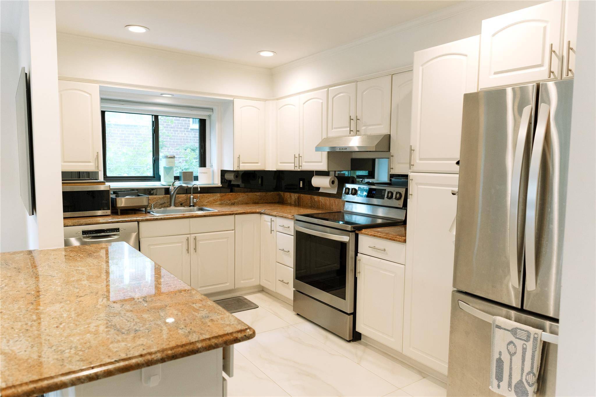 Great Neck, NY 11021,21 Canterbury RD #3