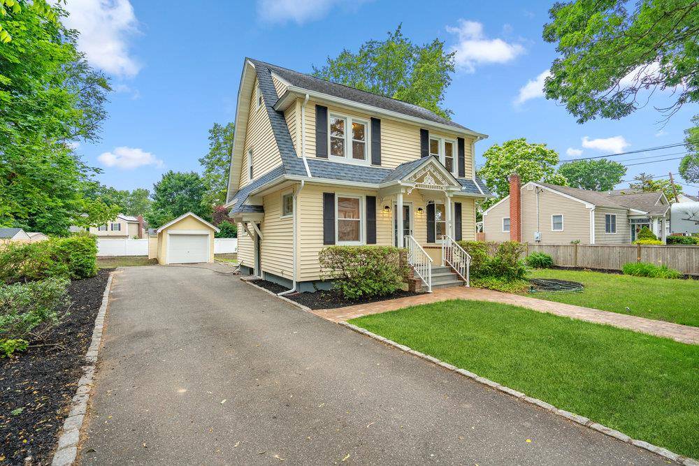 East Northport, NY 11731,16 Garfield PL