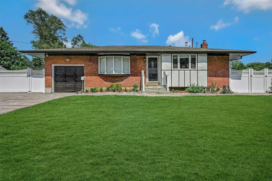 2 Janet LN, Commack, NY 11725