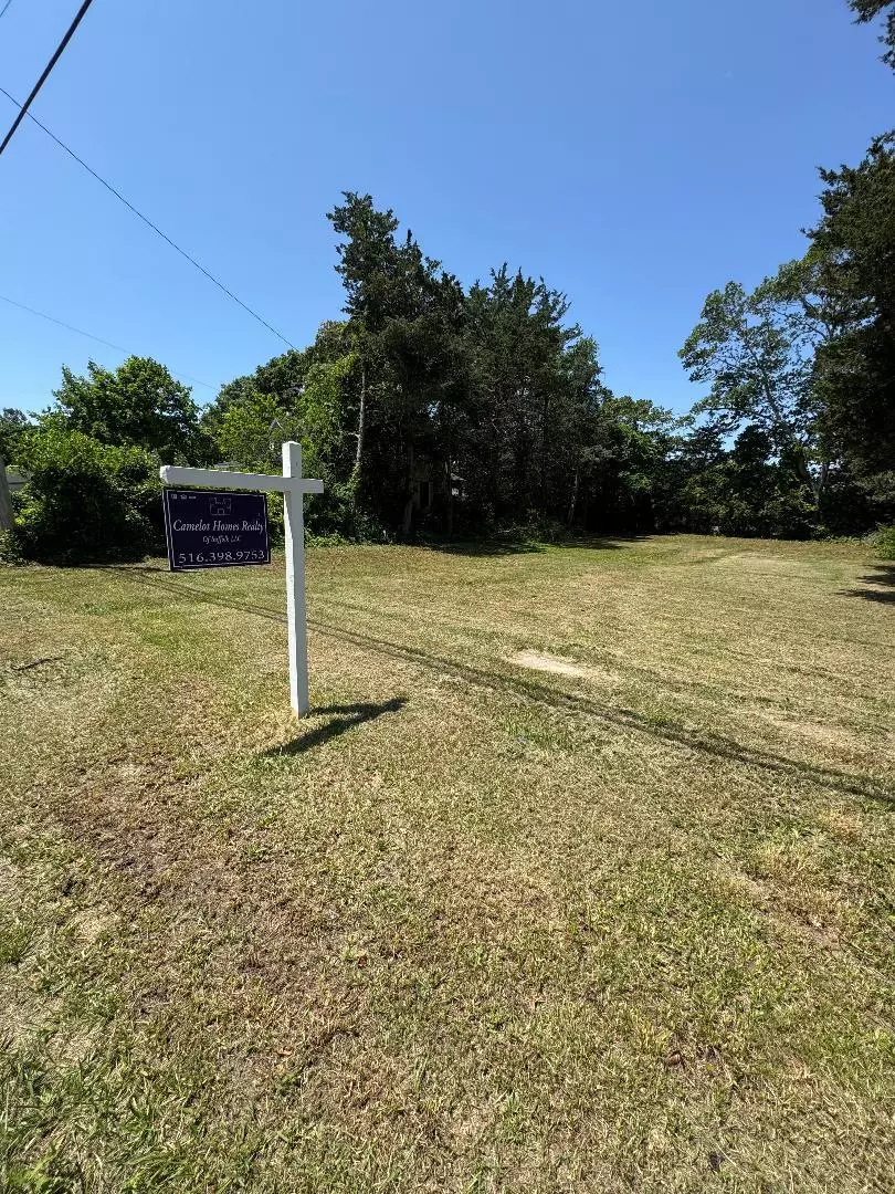 East Moriches, NY 11940,58 N Paquatuck AVE