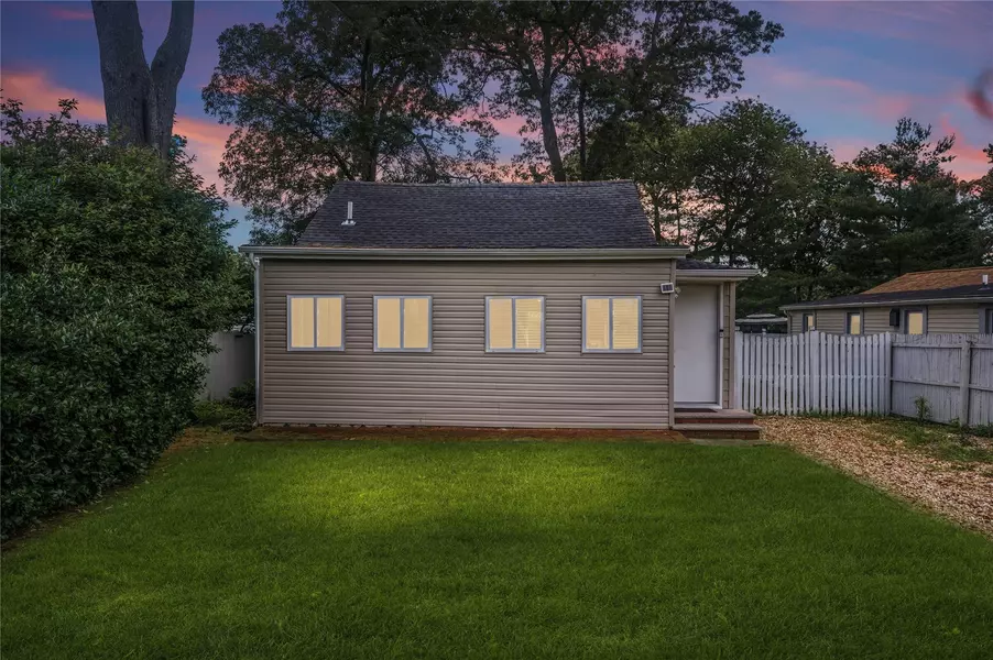 233 Pawnee ST, Ronkonkoma, NY 11779