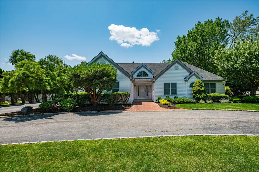 31 Elderwood DR, Saint James, NY 11780