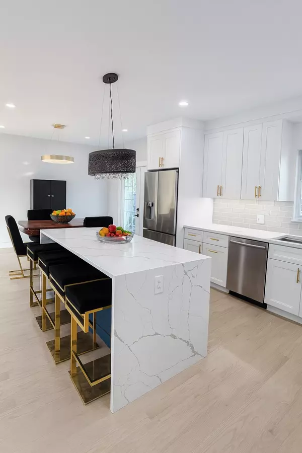 Westbury, NY 11590,2040 Wellington CT