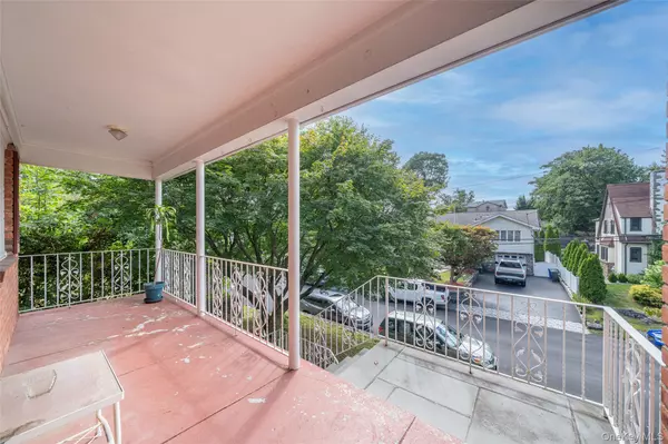 Yonkers, NY 10710,28 Shelburne RD