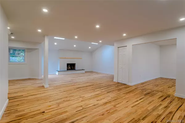 Wheatley Heights, NY 11798,23 Waterford DR