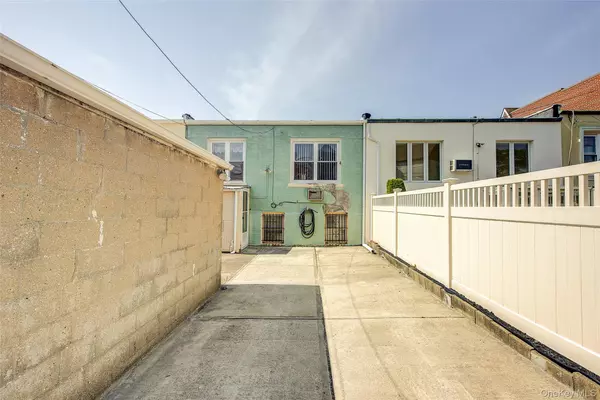 Middle Village, NY 11379,82-91 Caldwell AVE