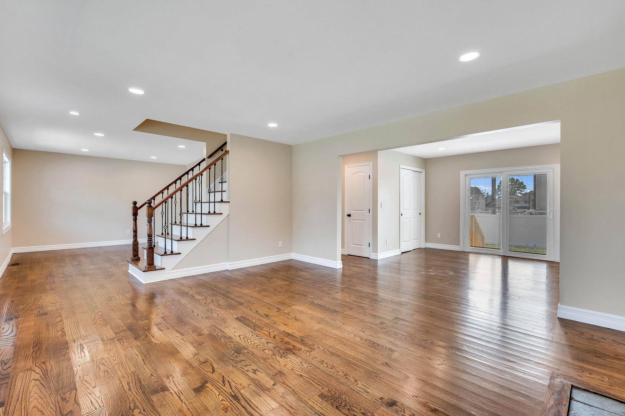 Lindenhurst, NY 11757,339 Deauville Pkwy