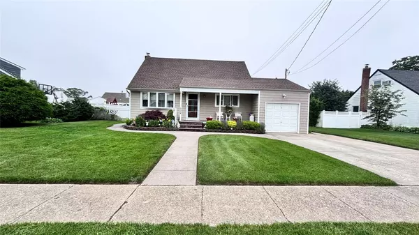 524 S 6th ST, Lindenhurst, NY 11757