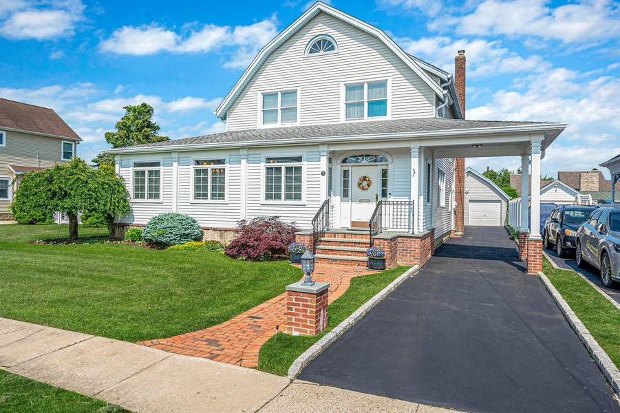 33 S Bay AVE, Amityville, NY 11701