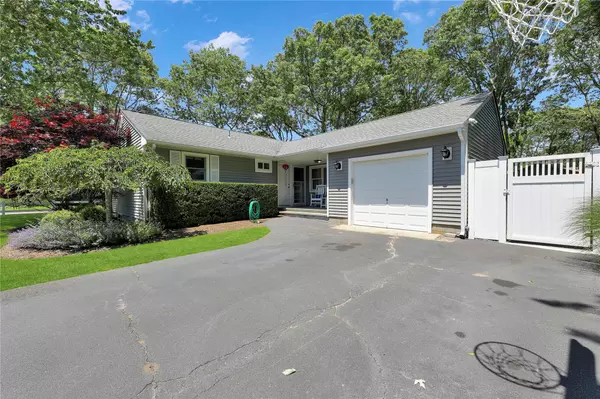 Hampton Bays, NY 11946,75 Lynncliff RD
