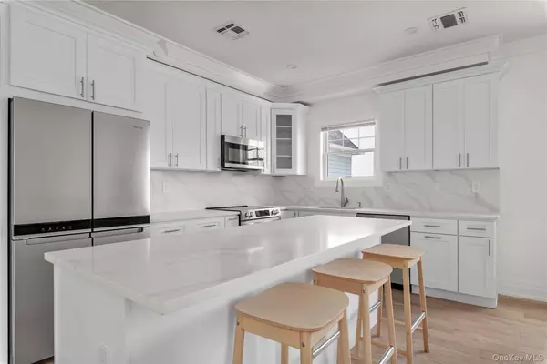 Port Washington, NY 11050,20 Secatoag AVE #1B