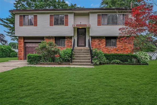 103 Lakeway DR, West Babylon, NY 11704