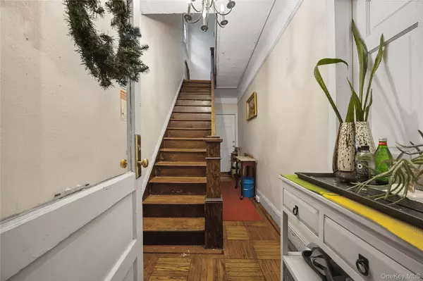 Elmhurst, NY 11373,54-08 92nd ST