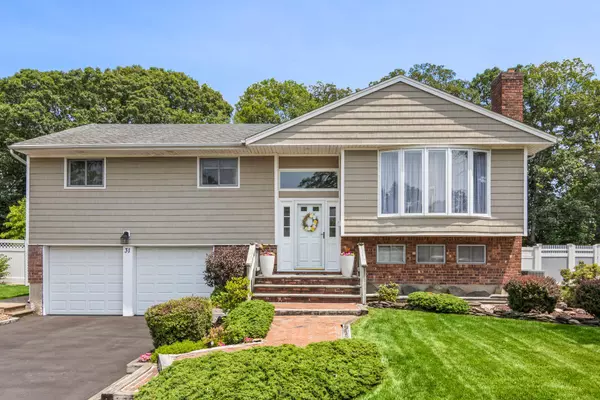 31 Sterling LN, Smithtown, NY 11787