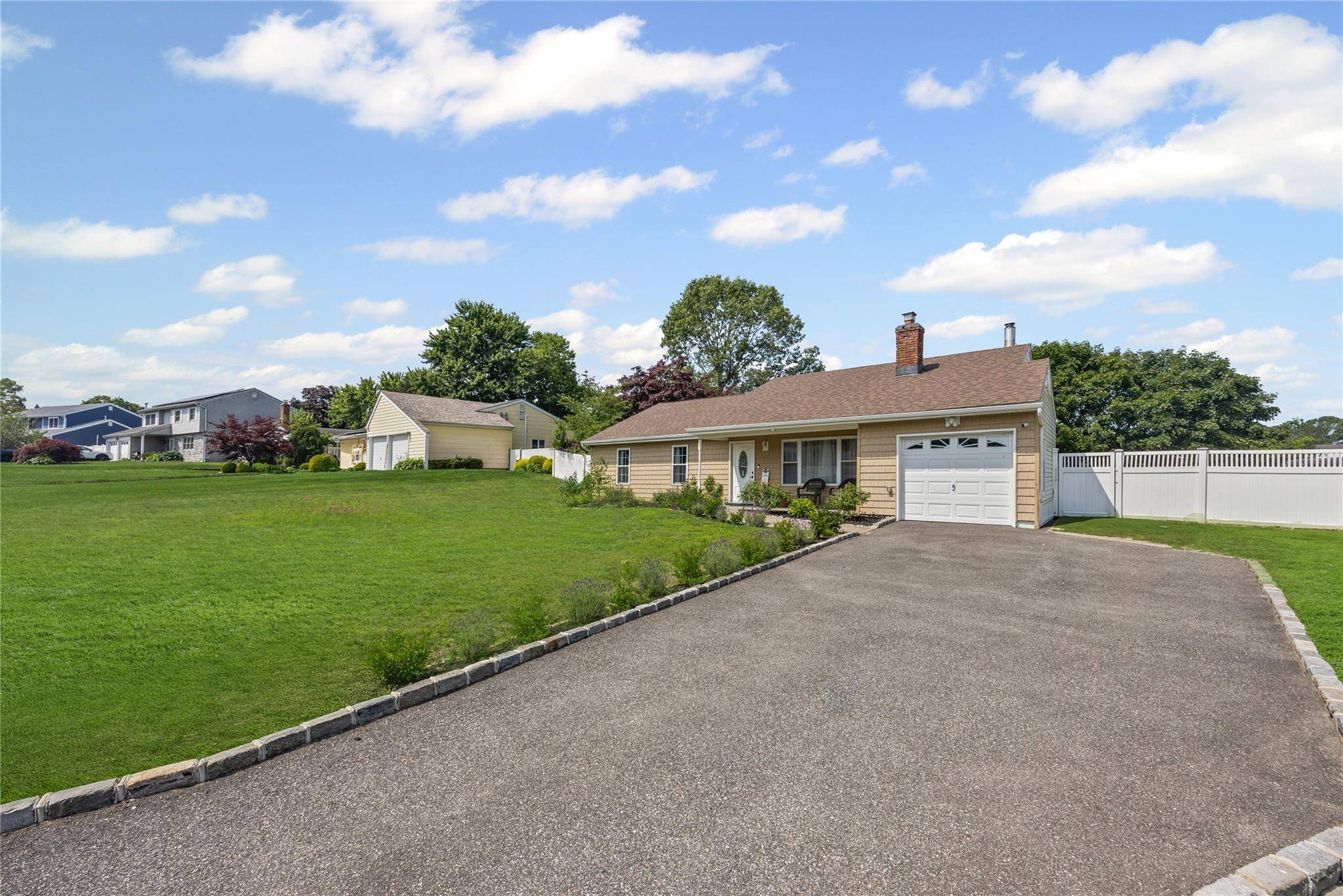 Farmingville, NY 11738,16 Melvin AVE
