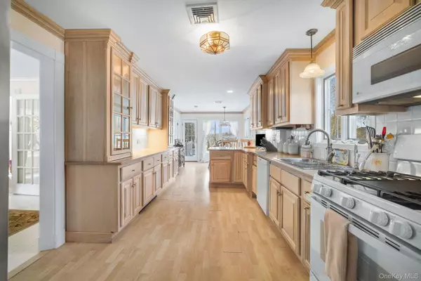 Valley Cottage, NY 10989,74 Lake RD