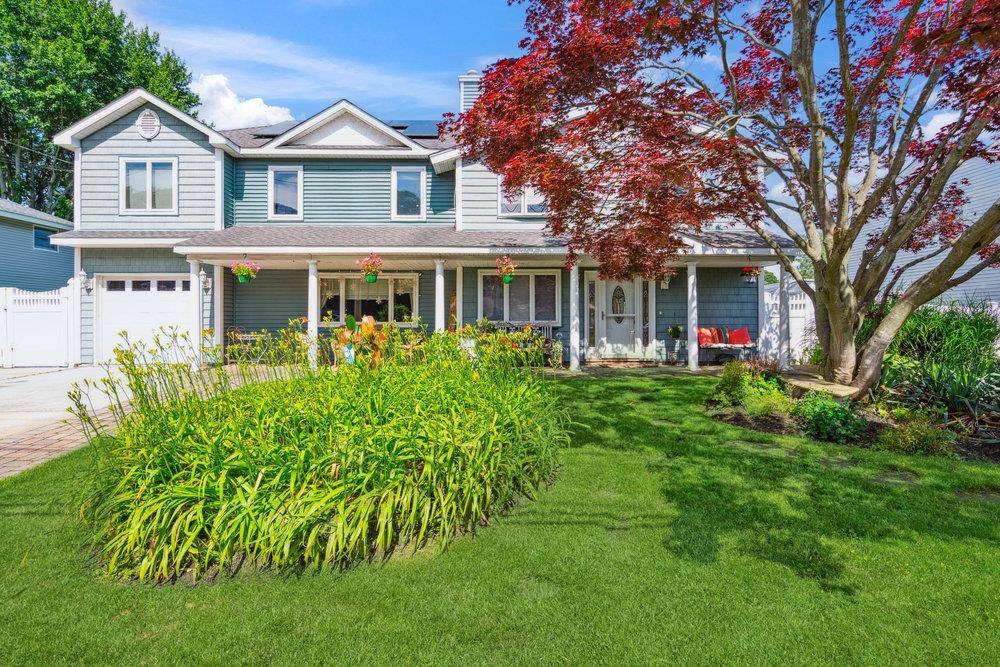 17 Sterling DR, Lake Grove, NY 11755