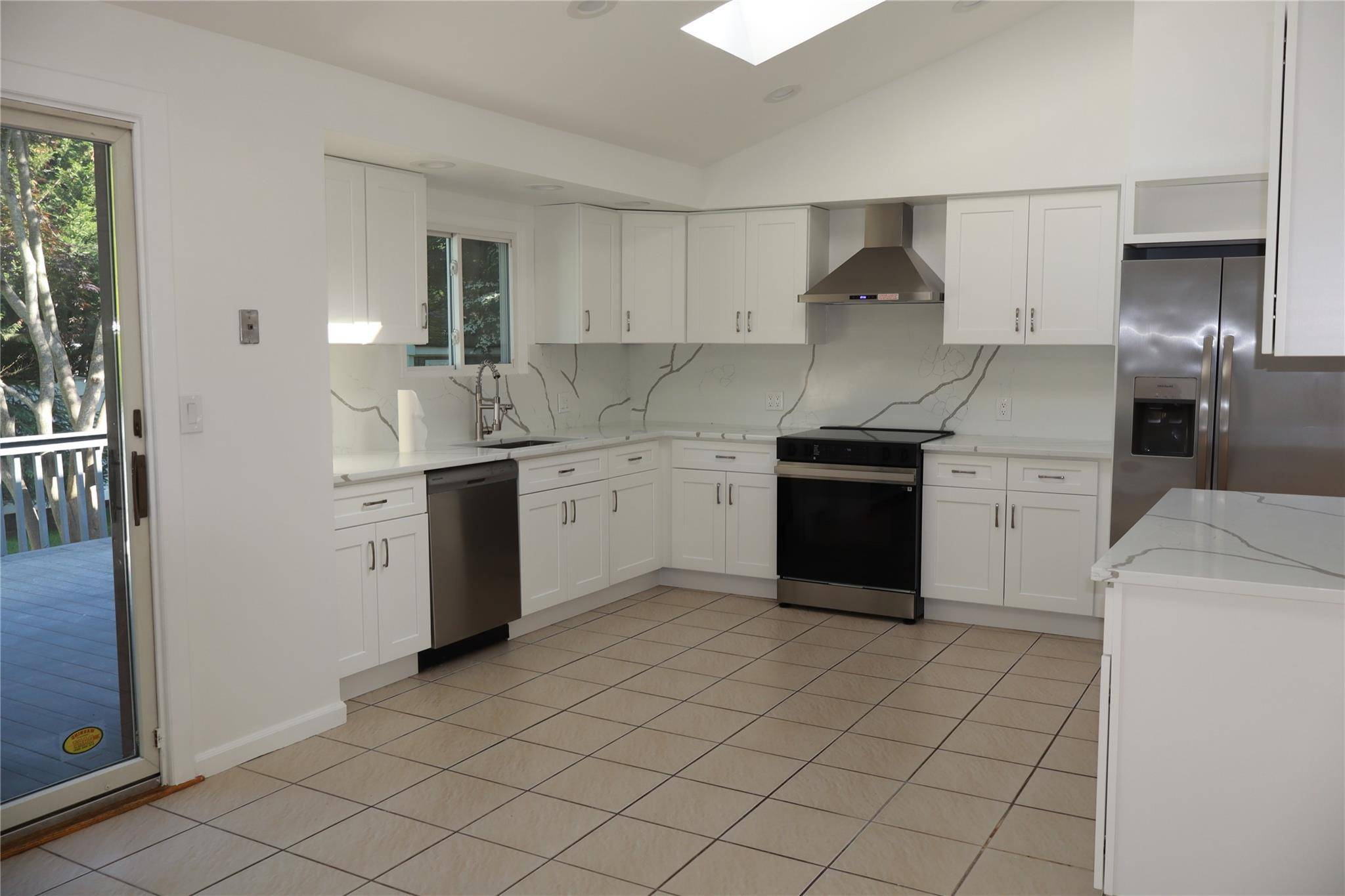 Syosset, NY 11791,19 Edna DR