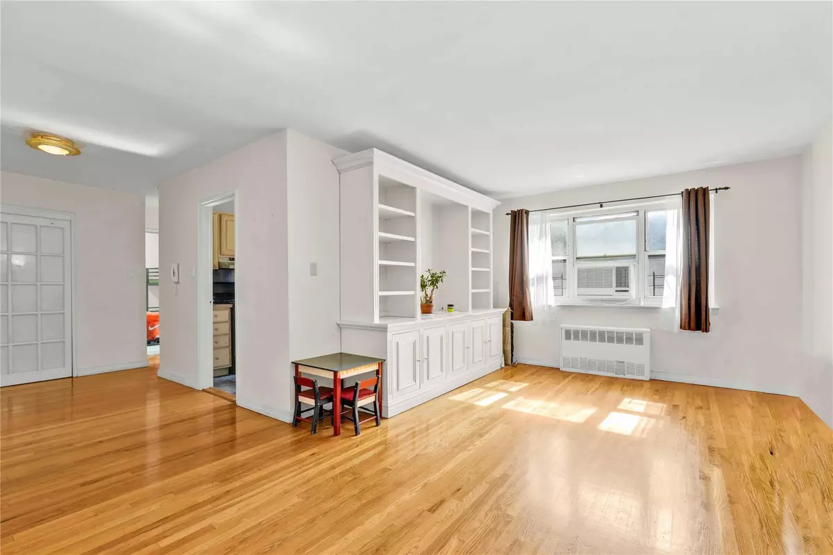 Flushing, NY 11354,29-49 137 ST #2H