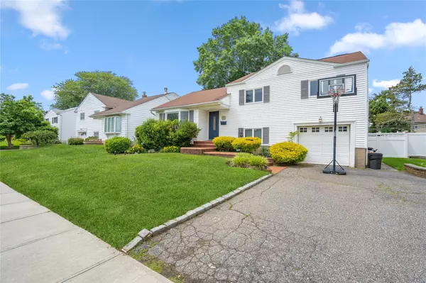 Syosset, NY 11791,58 Circle DR